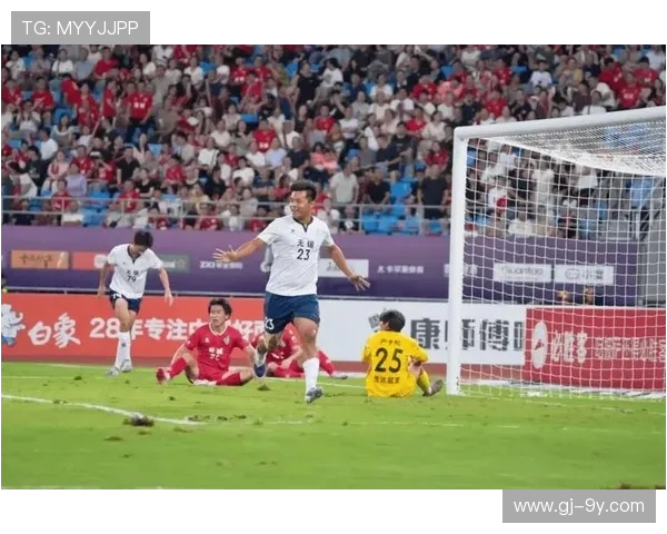 威海足球队门将神勇扑救助球队逆转取胜再现绿茵赛场激情时刻