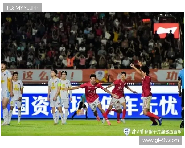 烟雨足球队奋勇拼搏谱写绿茵传奇展现青春激情与团队荣耀